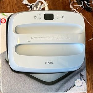 Cricut Easy Press 3 - 10x12 Used x4, EUC